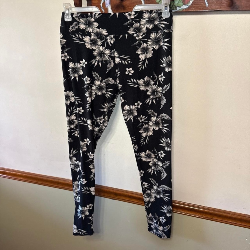 Black & white floral leggings size‎ L/XL plus
